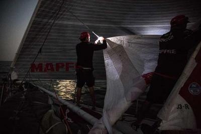 "MAPFRE" supera el estrecho de Ormuz al acecho del líder